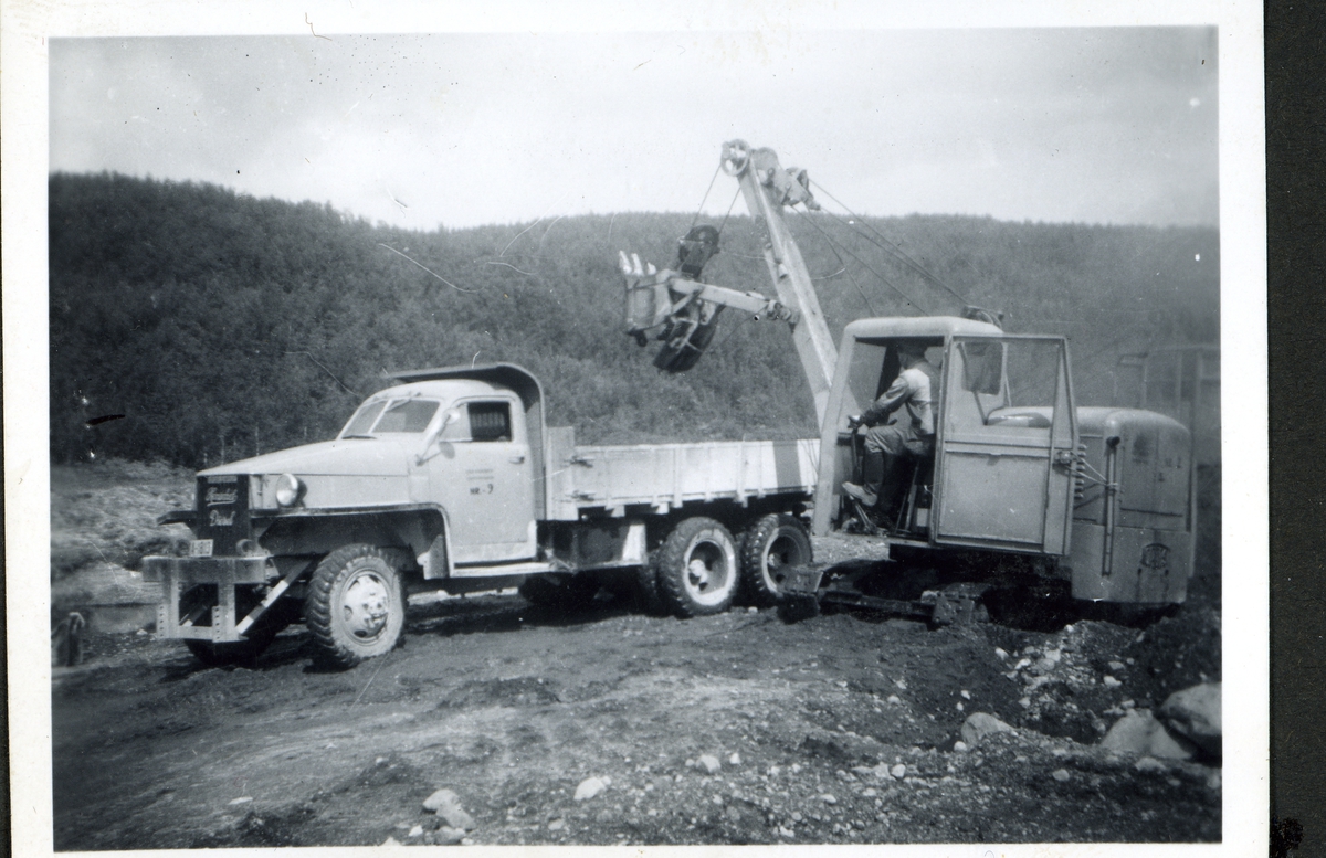 Dambygging Strandavatn 1954. 
Lastebilen er en Studebaker US6  med Henschel Diesel. Registreringsnummer er A-1813. Norlost 8 t. gravemaskin