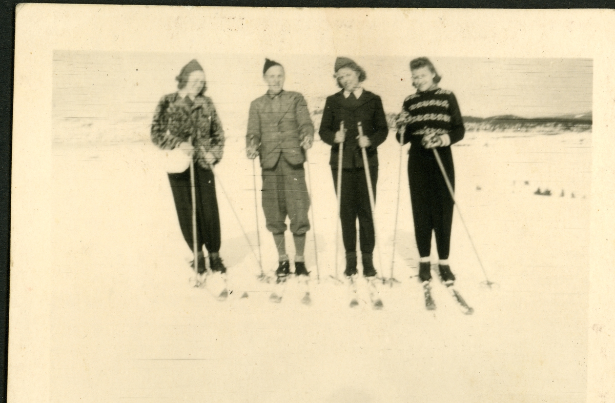 Skitur Gravarstølen 1943.
Gravarstølen 1943.
Frå v.Turid Hansegård,Ottar Jorde,Margit Jorde og Inger Perigård.