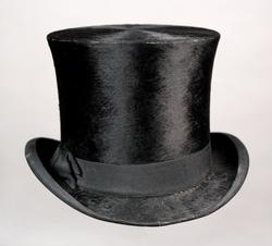 hatt i eske. Flosshatt av felpel med innvendig bånd av lær, ikke fôret, og med riflet kunstsilkebånd til pynt. 