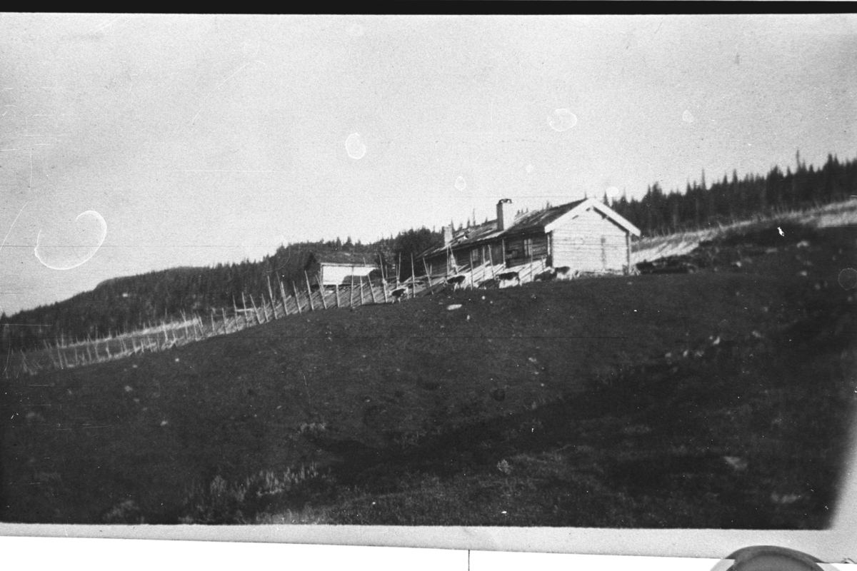 Landskap,skigard og stølsbu.
Hulbaklivollen på Krøstølo.