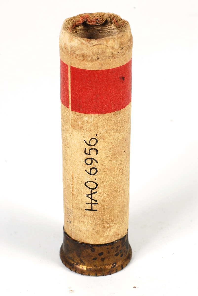 9,8 cm . papphylse med messingbunn .
Merker :	ELEY.  LONDON .   V.	