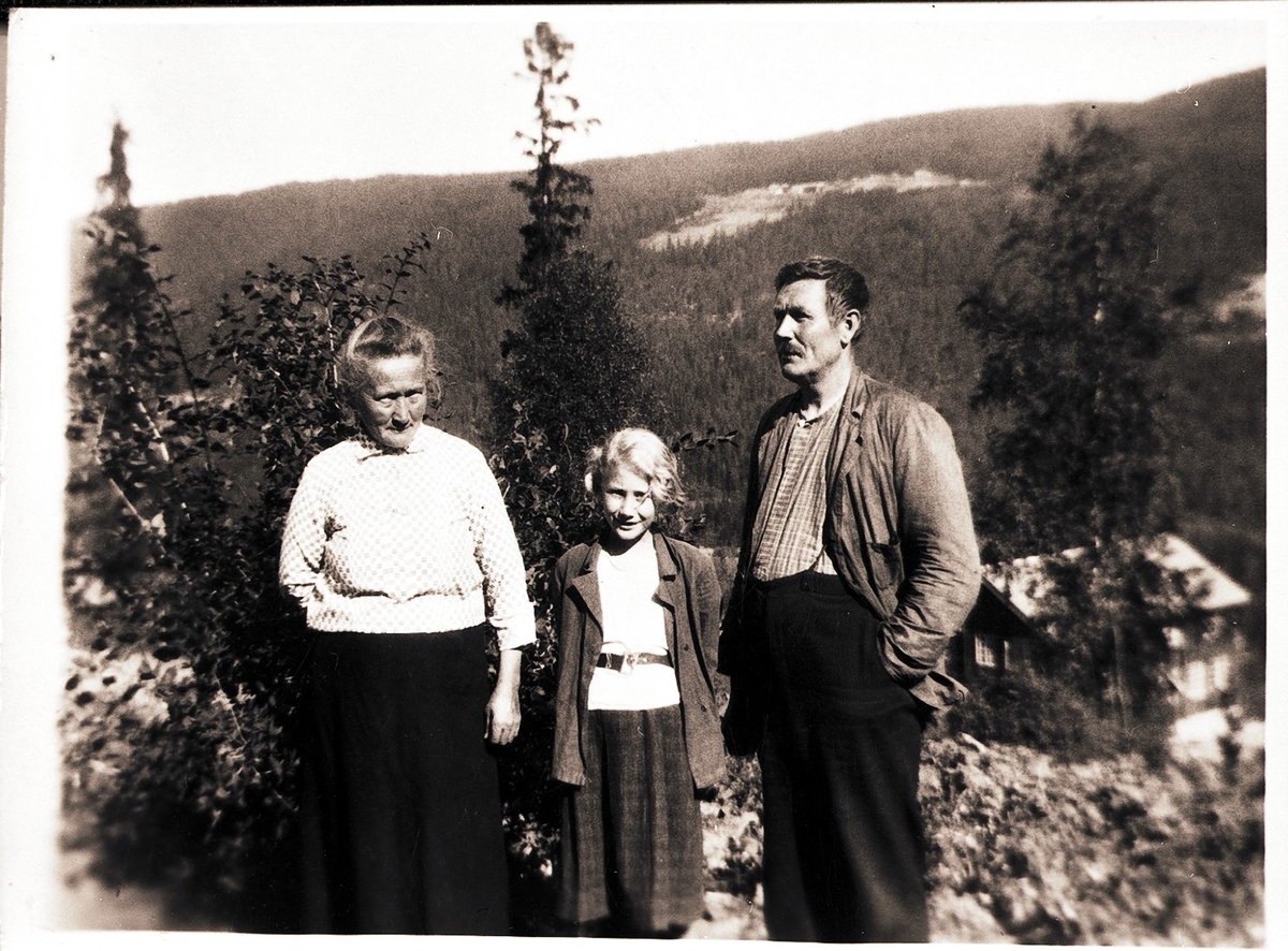 Gruppe, ektepar med dotter. 
frå v.: Barbo Bleikfet Ulsaker, Gudrun Ulsaker og
Halvor Ulsaker.