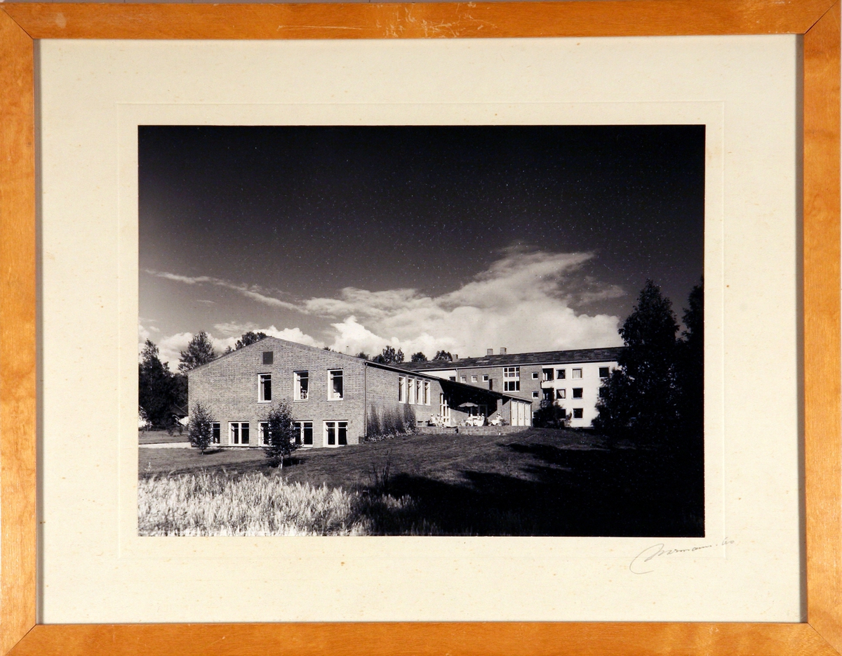 Sykepleierskolen i Elverum, med sykepleiere sittende på terassen. 