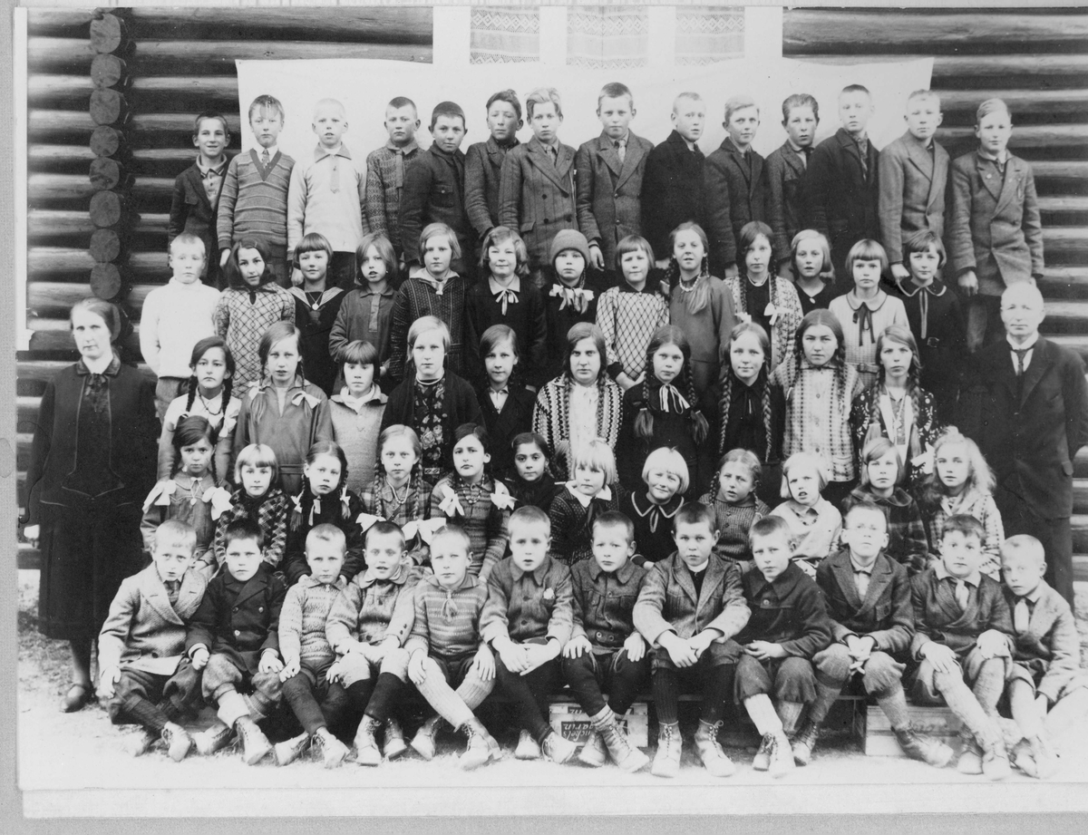 Skulebilde frå Herad  Skule ca.1931.
Fremste rekkje frå v. Steingrim Frøysok, Arvid Navrud, Halvor Eiklid, Magnus Ø.Brenno, Embrik Brøto, Ola Hoftun, Olav Storebråten ,Engebret Berget, Halvor G.Hallen, Leif Larsen, Ola O.Brenno og Engebret O. Brenno.

Andre rekkje frå v. Barbo Berget, Aslaug Ødegård, Olga Vestheim, Guri Frøysok, Ingrid Stuvebakken, Olga Brenno, Liv Søndreli, Ingeborg Narum, Borghild Hallen, Aud Hovind, Liv Solheim og Kristine Eiklid.

Tredje rekkje frå v. Lærar Guro Hoftun, Borghild Stuvebakken, Ingebjørg Vestheim, Ruth Larsen, Ingebjør Ulo, Gudrun Skaret, Gunhild Søndreli, Guri Vestheim, Gunhild Eiklid, Magnhild Eiklid, Karen Rudt Hovind og Lærar Ola Rimeslåtten.

Fjerde rekkje frå v. Olav Rimeslåtten, Herlaug Ødegård, Gudrun Løstegård, Anna Marie Hovind, Gudrun Liv Søndreli, Randi Kristine Lindh, Liv Vestheim, Ambjørg Roe, Gunhild Køso, Liv Storebråten, Birgit Narum, Ragnhild Kittilsland og Kari Narum Hsela.

Bakerste rekkje frå v. Robert Lindh, Halvor Løstegård, John Åge Hovind, Nils Narum, Østen Berget, Knut Trøstheim, Olav Roe, Ola Brøto, Harald Kristiansen, Ulrik Ø.Brenno, Nils Skaret, Ingvald Toppen, Knut Dokken og Arvid Søndreli.