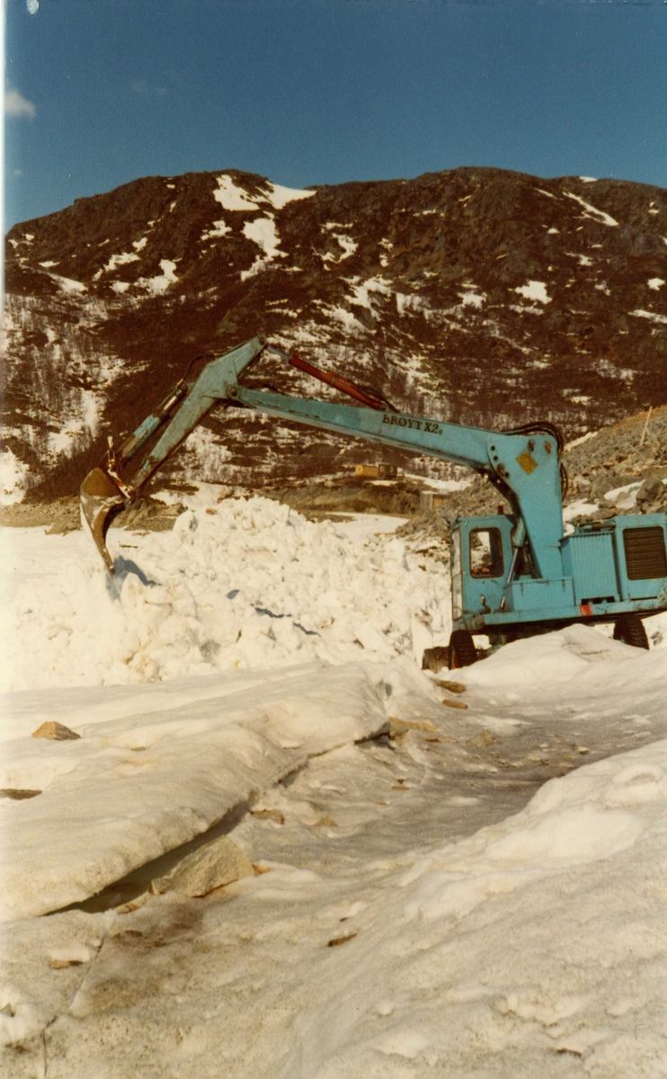 Oslo Lysverker. Kraftutbygginga. Ombygging dam Strandavatn.  Brøyt X-2B i full gang med snørydding. 29.04.1974.