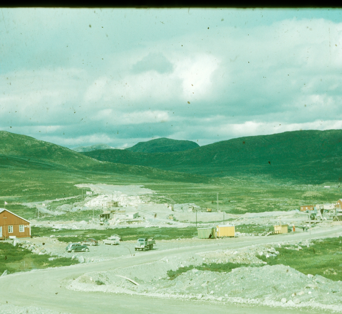 Oslo Lysverker. Arbeidet med Flævassdammen. Damstedet med brakker.1958