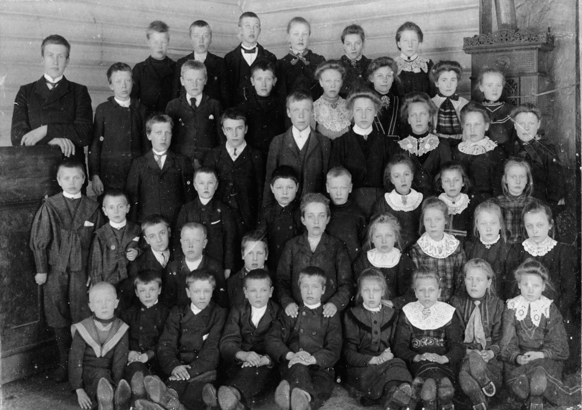 Skulebilde Rotneim Skule 1909.
1. rekkje frå v. Thorleif Gutigard, Herbrand Rudningen, Embrik Rotneim, Per Kolsrud, Haldor Rudningen, Guri Botten, Anne Kolsrud, Barbo Gjerdene og Sigrid Gutigard.
2. rekkje frå v. Rolf Sandnes, Henry Sandnes, Thore Jordheim, Asle Øygarden, Asle Bråten, Ola Rasmusgarden, Kristi Øynebråten, Gunhild Gaukedokken, Birgit Hanseplass og Mari Turhus.
3. rekkje frå v. Endre Vermåker, Ola Slåtto, Embrik Hansegard, Birgit Jordheim, Kristi Turhus og Birgit Haavelmoen.
4. rekkje frå v. Olaf Roteigen, Per Jordheim, Nils Hansegård, Anne Øynebråten, Birgit Rustberggard, Randi Bråten og Birgit Jegleim.
5. rekkje frå v. Lærar Ivar Roteigen, Jens Roteigen, Olaf Øynebråten, Eirik Gjerdene, Margit Hansegård, Birgit Gutigard, Sigrid Teigen og Ingeborg Sandnes.
6. rekkje frå v. Halgrim Ødegård, Ola Jorde, Sigurd Sørensen, Guri Hanseplass, Kari Jordheim og Sigrid Stensgård.