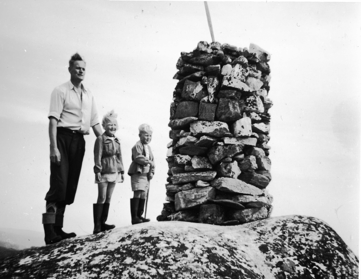 Gruppebilde ved varden 1213 m.over havet.
Frå v. Olav,Toril og Erik Sevre.