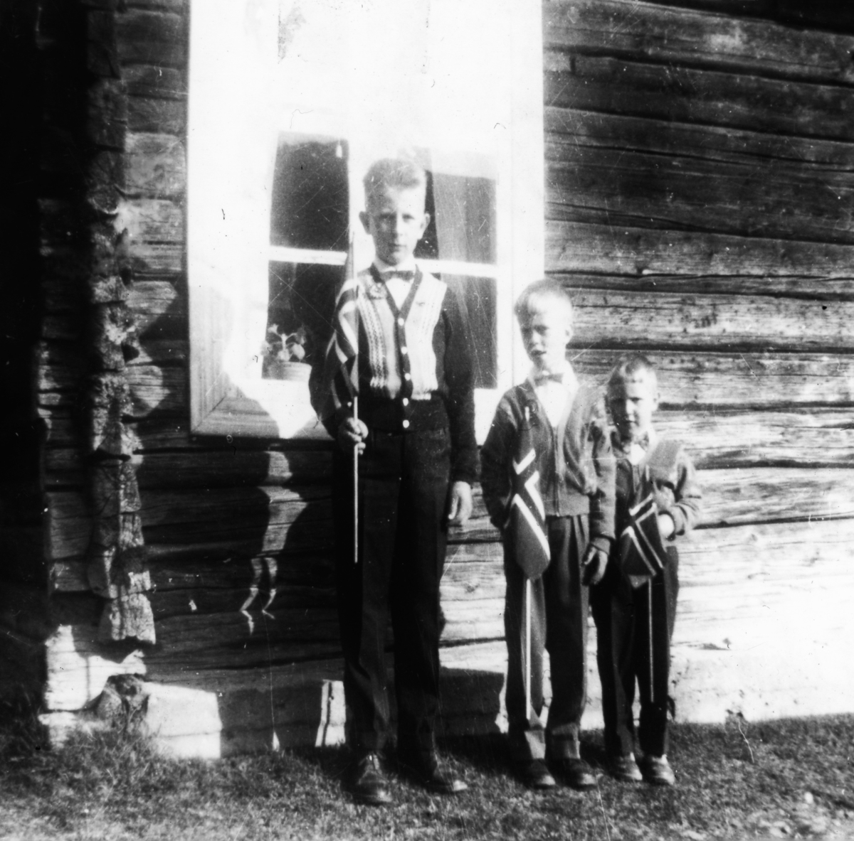 Gruppebilde 17 Mai
Flagg, genser,bukse,jakke og sløyfe.
Frå h.Oddbjørn Lio ,Herbrand Lio og Erling Lio.