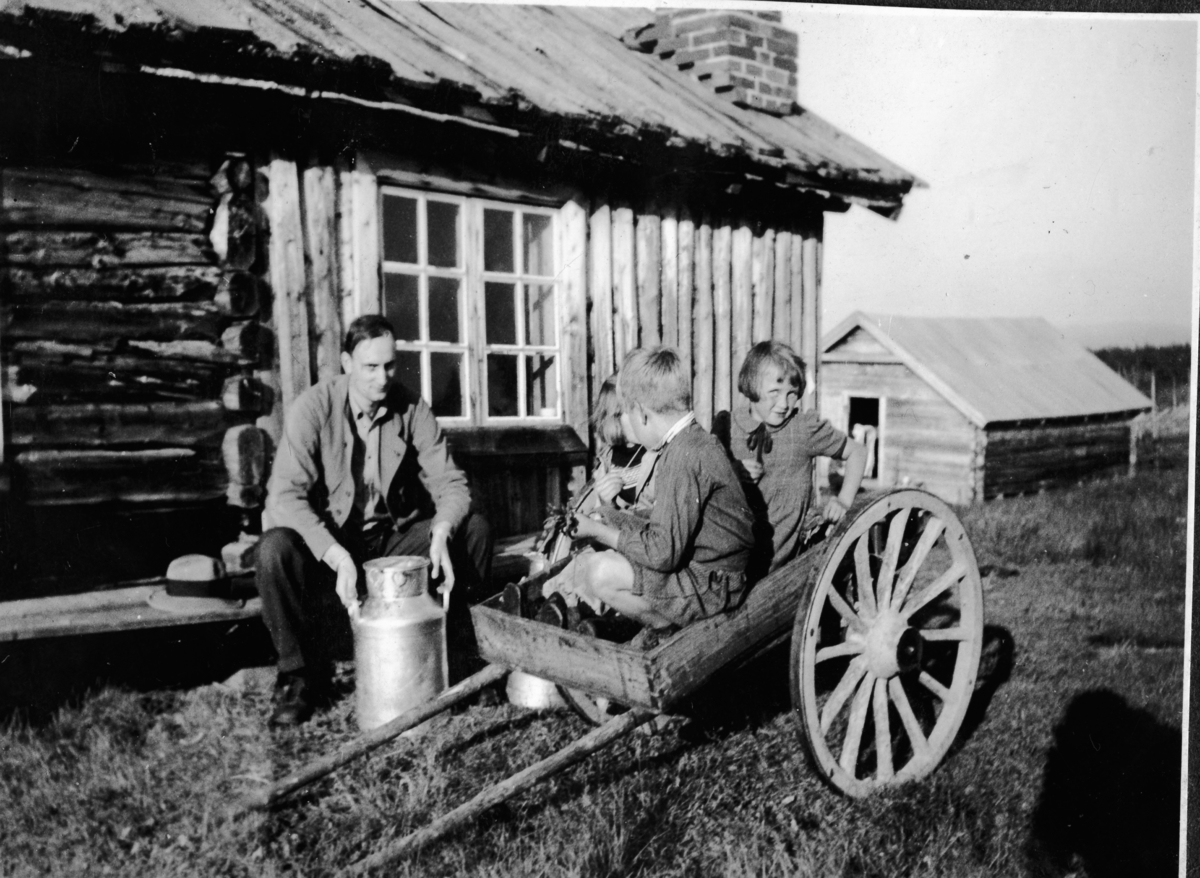 Guppebilde.
Erik Rust sit i mjølkekjerra, til h.sit Kari Rust Mannen på bildet er 
 ukjent.