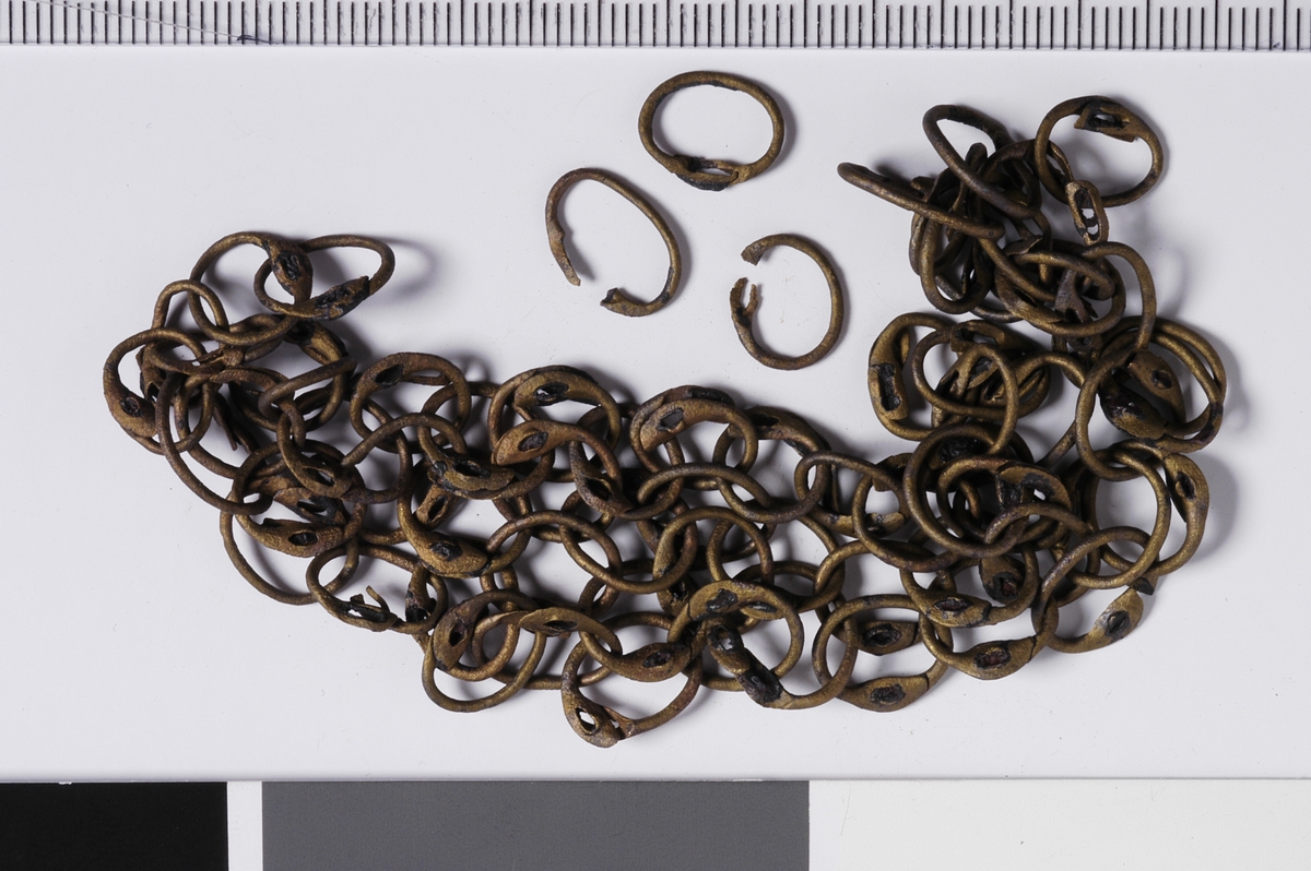MALV: B. CA. 145, H. CA. 30 MM, REL. PÅ MUREN, 0, 6 M S FOR VINDU, 0, 3 M FRA Ø MURENSINNSIDE. 