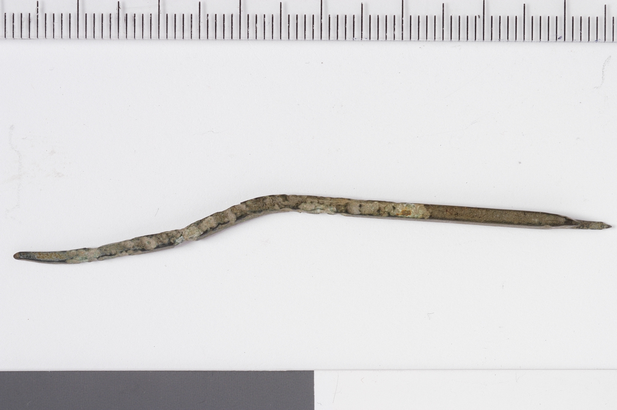 MALV: L. 74  B. 3 MM, NÅLEN HAR KVADRATISK TVERRSNITT (4*4 MM). RESTER AVHULL SITTER IGJEN. 