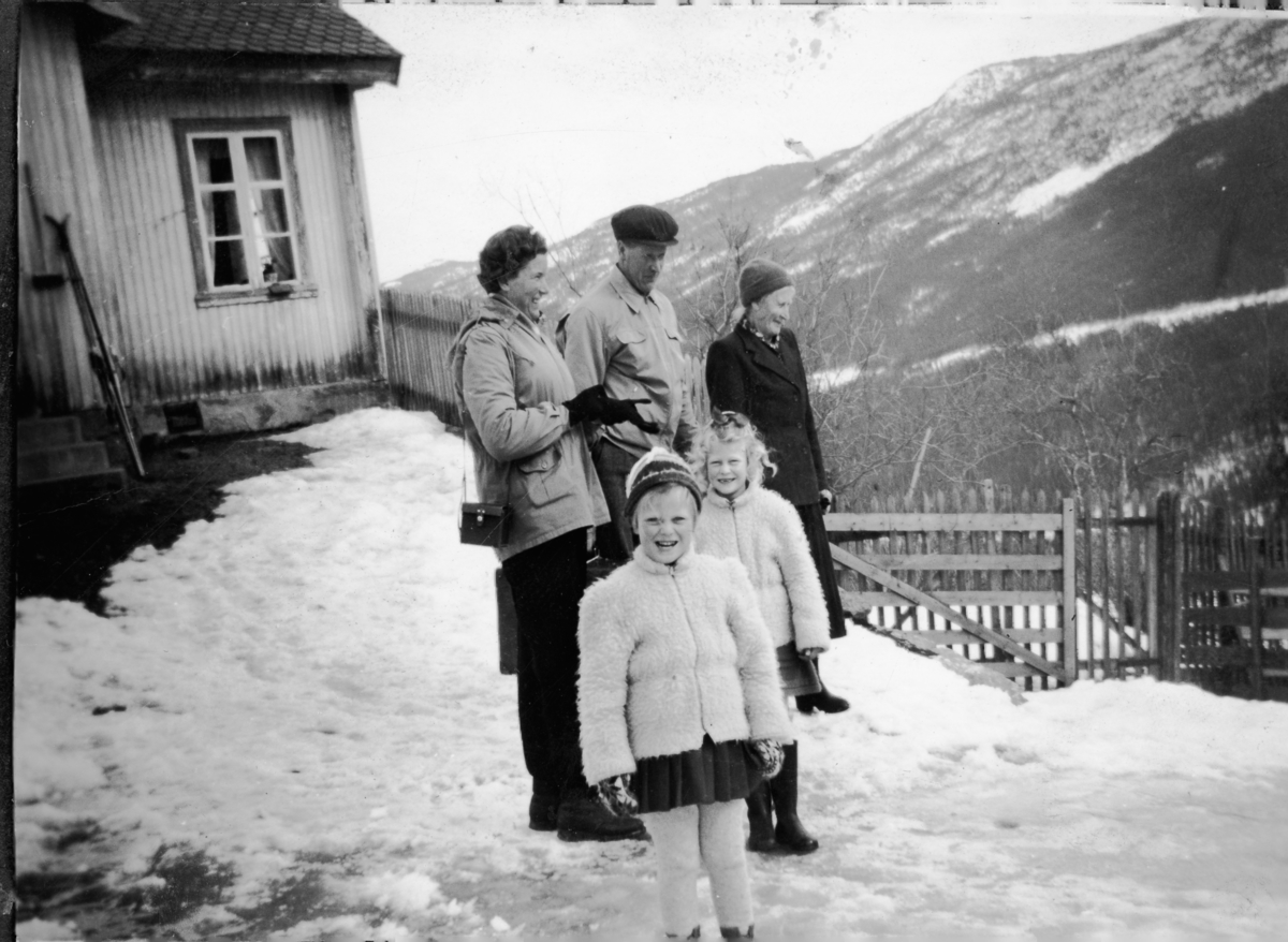 Frå v.Gunhild Løvdokken,Knut LØvdokken og Ingebjørg Nivstad Løvdokken.
Frammom står Arnhild og Ingebjørg Løvdokken.