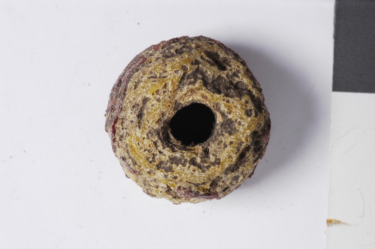 MALV: DIAM. 11 MM T. 6 MM, DEKOR: BØLGEBÅND, RESTER AV RØDT. 