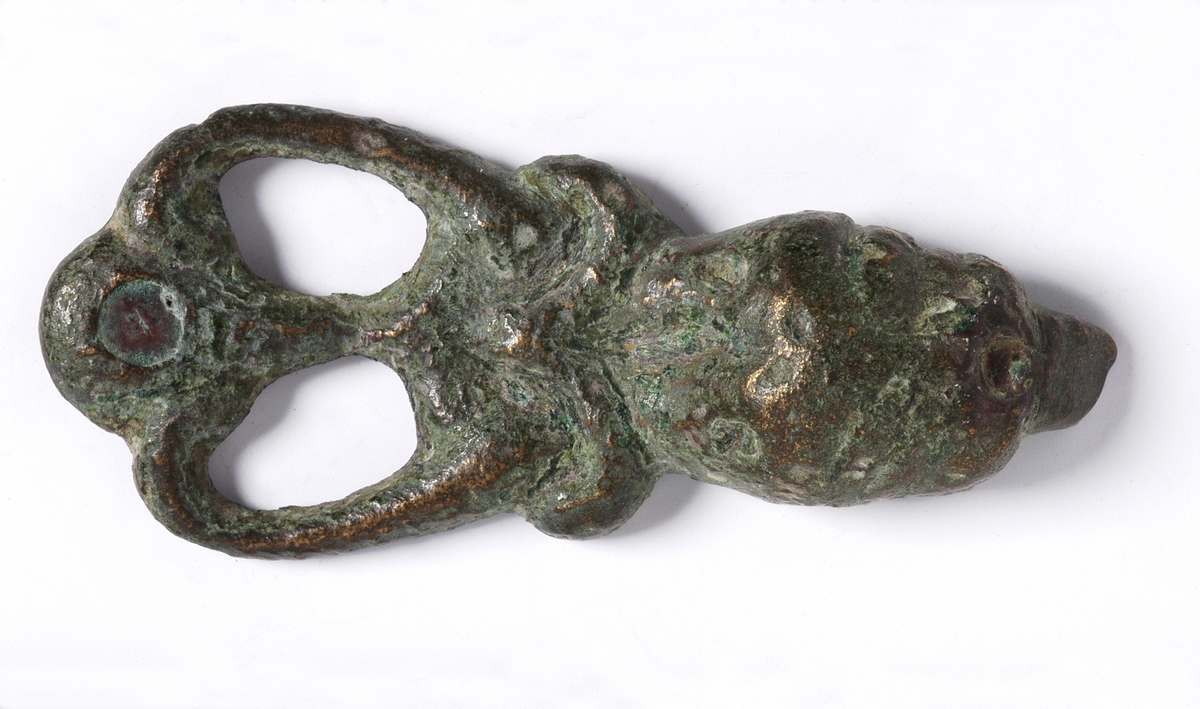 MALV: L. 35 MM  B. 15 MM  T. 6 MM, STØPT. MASKE - AVBRUTT HEMPE. 