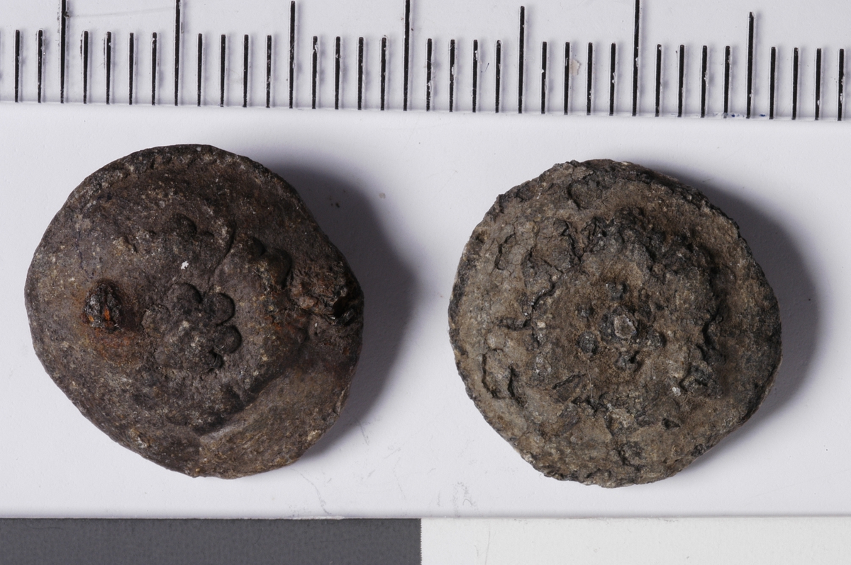 MALV: DIAM. 15 MM, STØPT HVELVET MANTEL. DEKOR: SEKSBLADIG ROSETT IMIDTEN OMGITT AV UTYDELIG "PERLEKRANS" ?