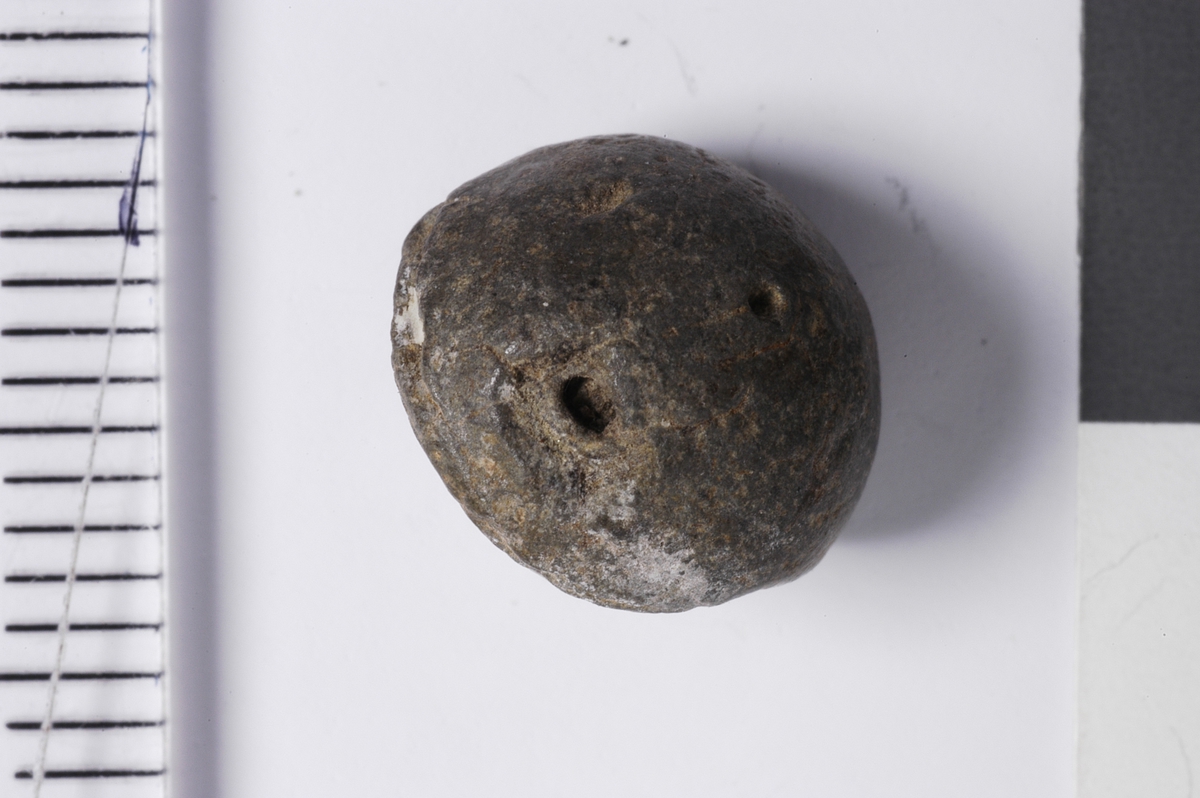 MALV: DIAM. 10 MM, DOBBELTKONISK. UTEN DEKOR. SPOR AV HEMPE. 