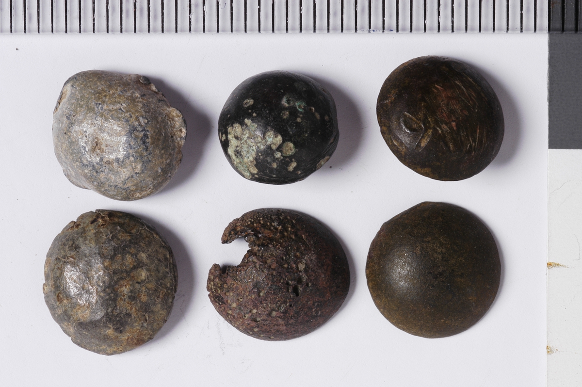 MALV: DIAM. 10 MM, HVELVET MANTEL UTEN DEKOR. 2 AV 6 KNAPPER HAR UNDERDELEN BEVART. HEMPEN MANGLER.