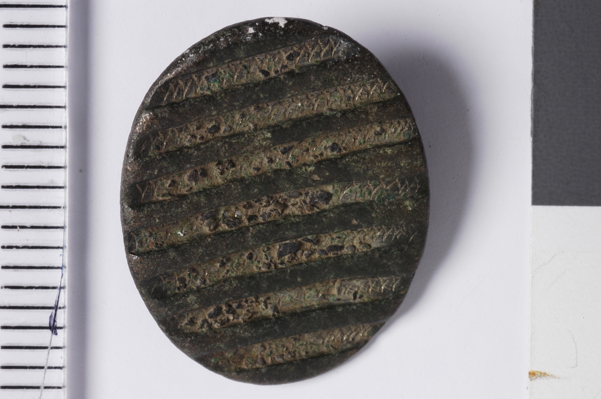 MALV: ST. B. 19 MM, OVAL OG FLAT MED DYPE 10 MM`S RIFLER. RESTER AVHEMPEN. NYERE TID. 