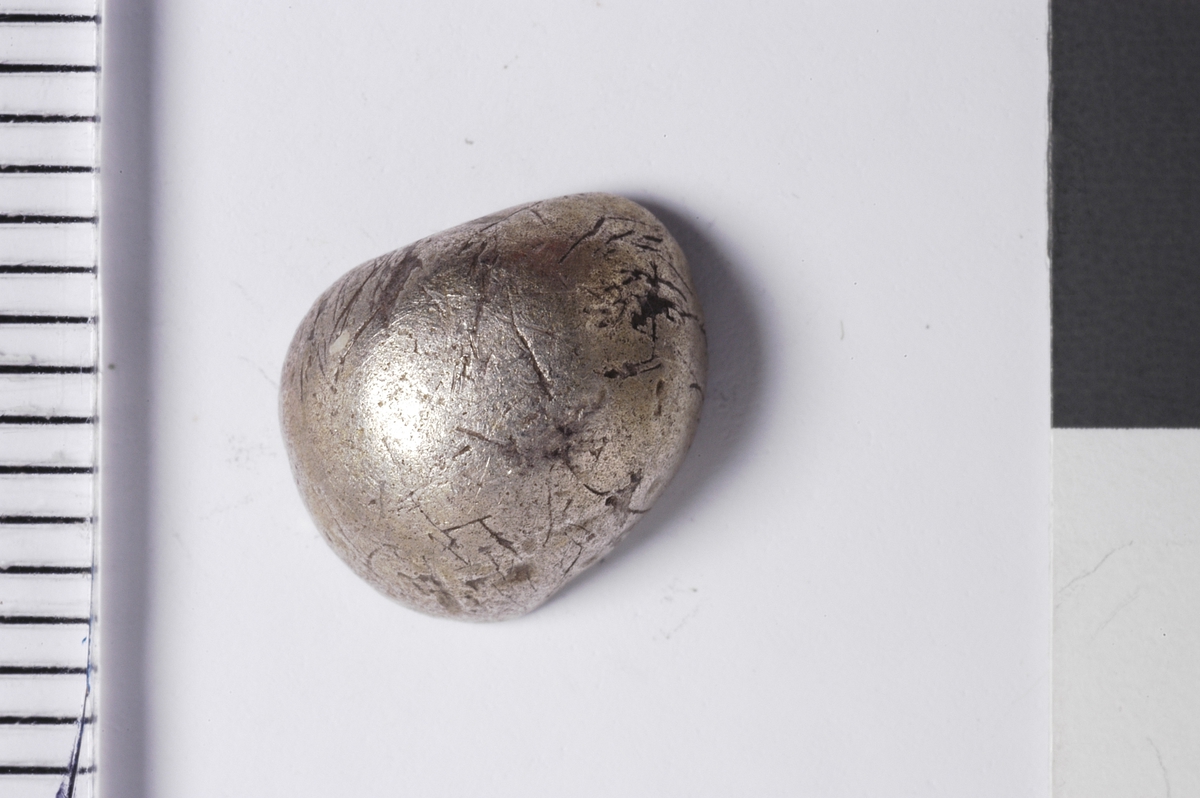 MALV: DIAM. 7 MM, HVELVET OG UTEN DEKOR. 