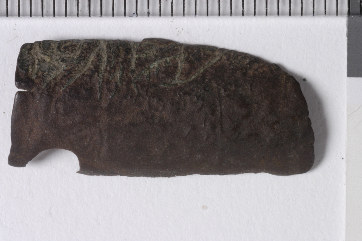 MALV: L. 26  B. 12 MM, FRAGMENT. BUET MED ANTYDNING AV STREKDEKOR. REST AVET HULL. 
