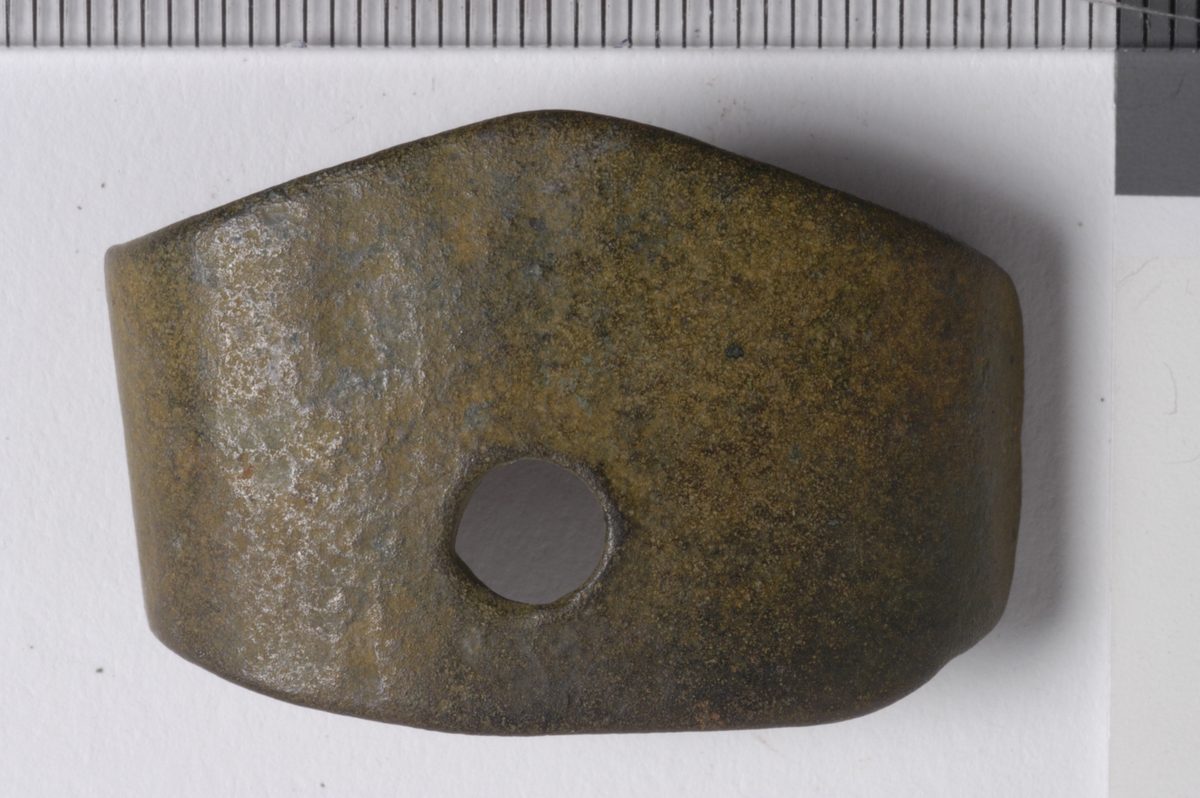 MALV: 33*22 MM, 5-SIDIG. MED ETT HULL. BESLAGET ER BØYET OG OVALTAVRUNDET I HJØRNENE. 