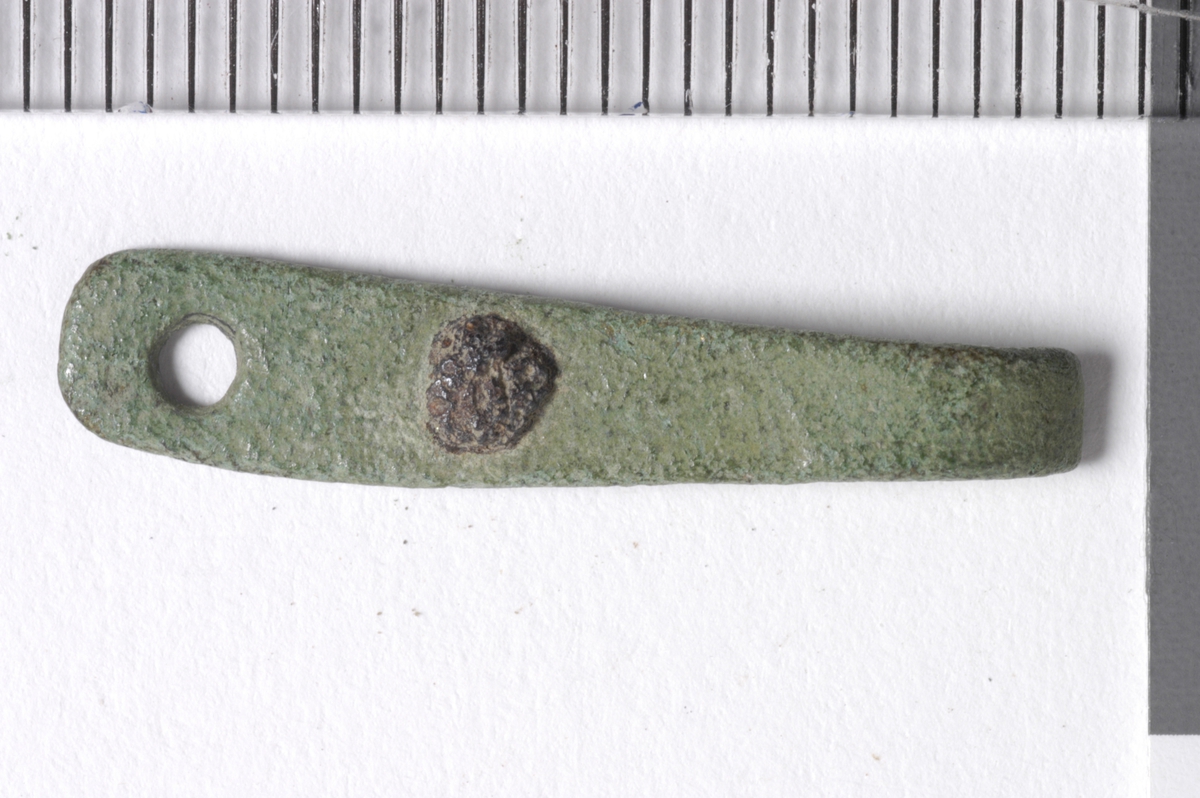 MALV: L. 25  B. 5 MM, TUNGEFORMET, UTEN DEKOR. 2 HULL HVOR DET ENE HARISITTENDE STIFT. DEN ENE ENDEN BØYET OG BRUKKET. 