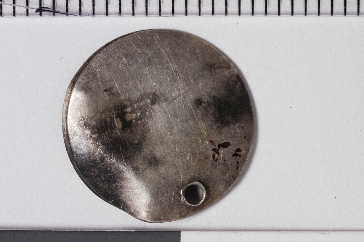 MALV: DIAM. 14, 5 MM, RUND 0, 5 MM TYKK SVAKT HVELVET PLATE MED HULL I. NB! ER DET TO PLATER SOM ER KLEMT SAMMEN ?