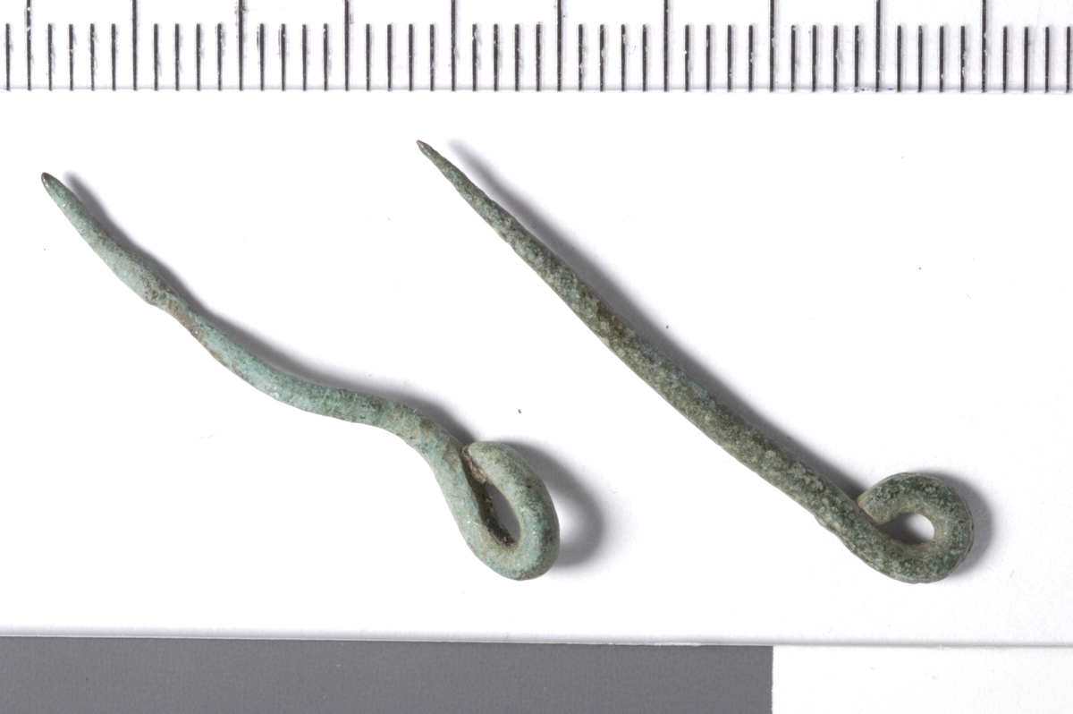 MALV: L. 30-32  DIAM. 1, 5-1, 8 MM, 1, 5-1, 8 MM BRED TRÅD SOM ER OMRULLET I ENE ENDEN OGTILSPISSET I ANDRE. 
