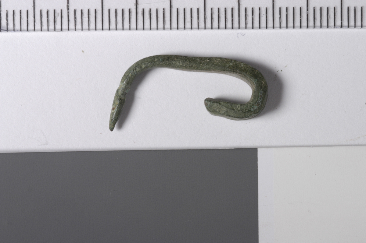 MALV: L. 32, B. 3, 5, T. 2 MM, 3, 5 MM BREDT BÅND OMBØYET TIL HEMPE I ENE ENDEN, TILSPISSET I ANDRE ENDEN. 