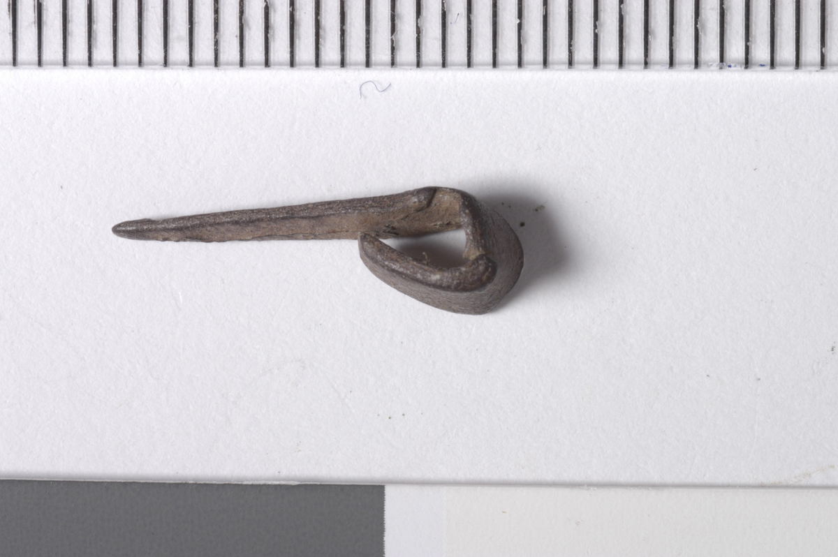 MALV: L. 16, B. 5, T. 1 MM, 5 MM BREDT BÅND OMBØYET I ENE ENDEN OG SMALNENDEMOT SPISSEN. 