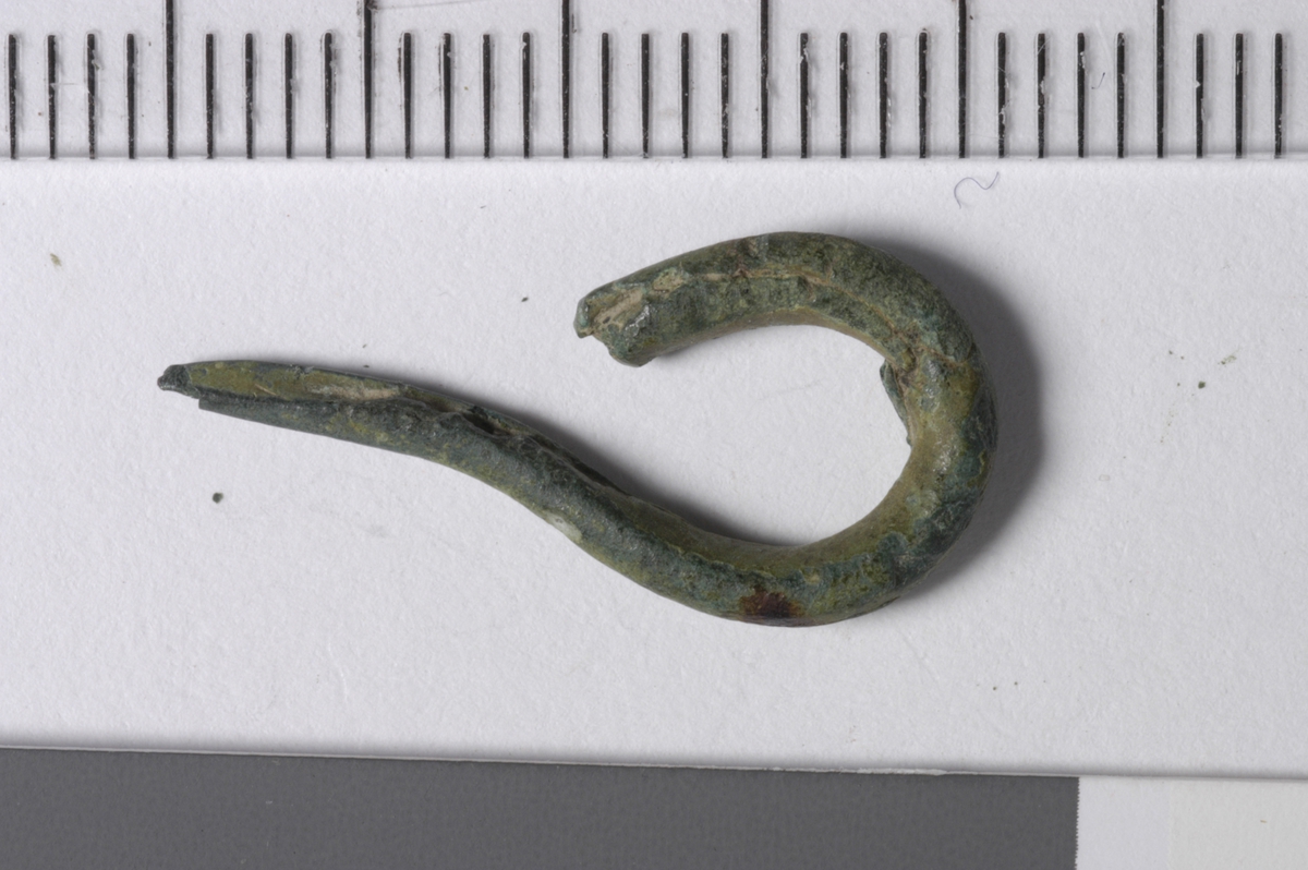 MALV: L. 21, DIAM. 2, 3 MM, TRÅD MED DIAMETER 2, 3 MM, OMBØYET TIL ØYE I ENE ENDENTILSPISSET I ANDRE. SPRETTEN TORNEN HAR TILHØRT MÅ VÆRE GANSKE BRED -CA. 7-8 MM. 