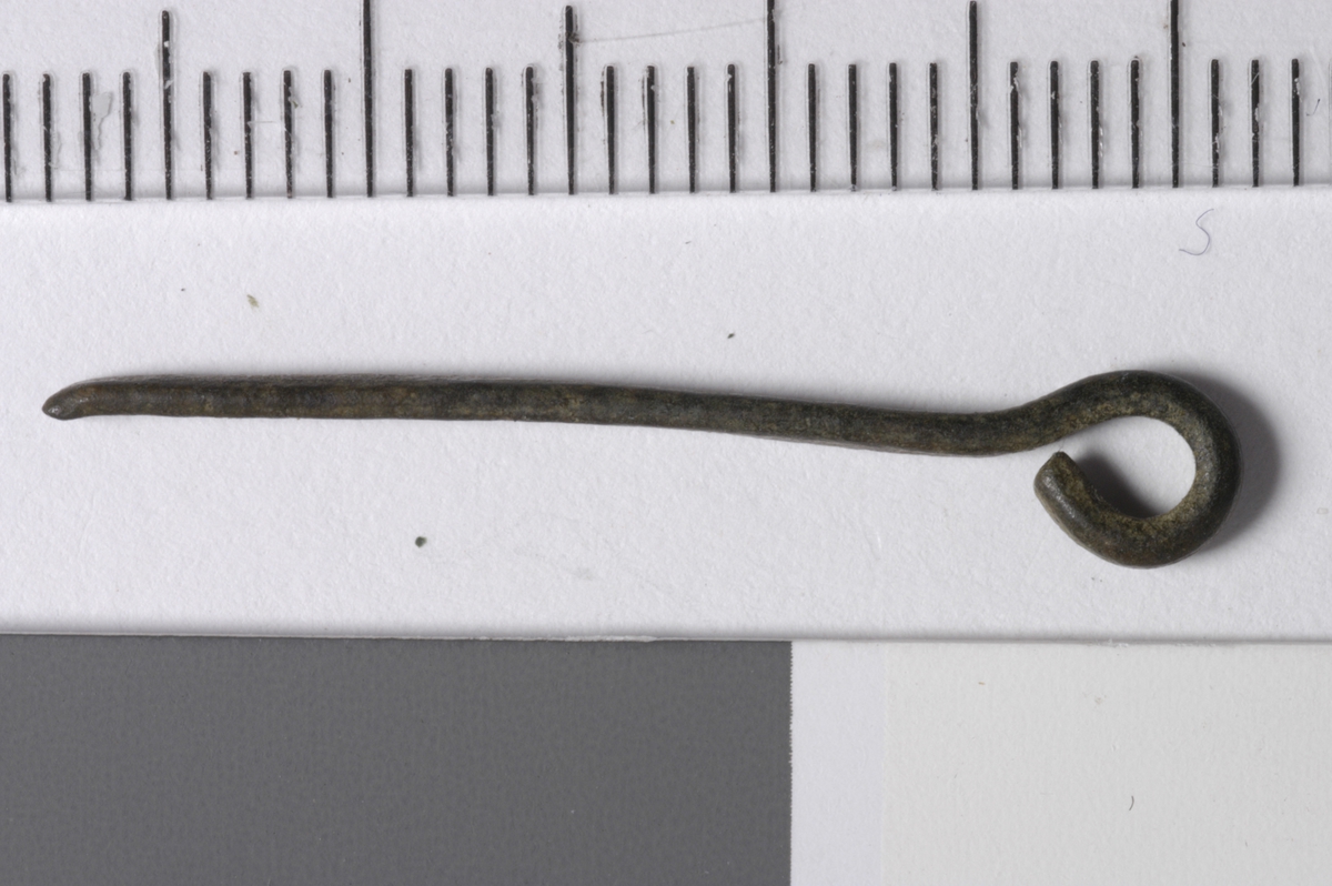 MALV: L. 30  B. 1, 7 MM, 1, 7 MM BRED TRÅD OMBØYD TIL ØYE I ENE ENDEN, AVBRUKKET I ANDRE. 
