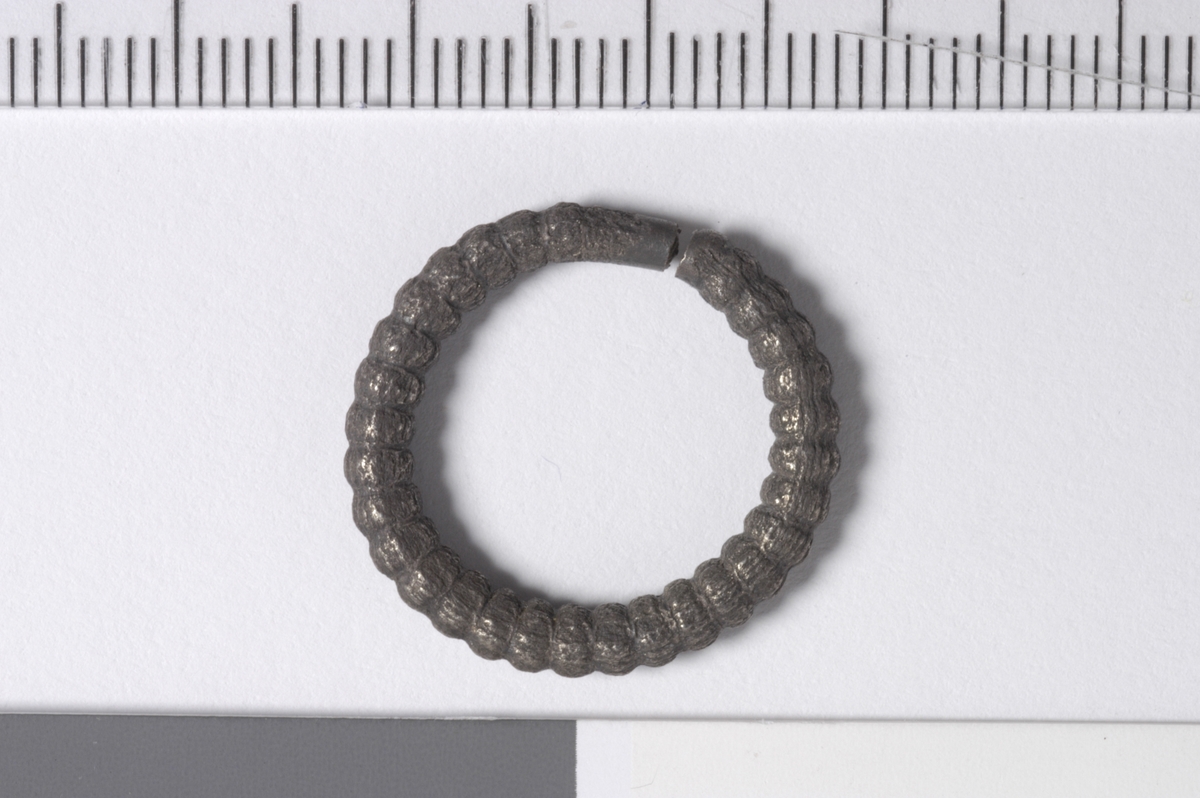 MALV: DIAM. 20, 5  T. 2, 5 MM, STØPT ÅPEN RING SOM ER TVERR-RIFLET. TORNEN MANGLER. TORN SOM LIGNER HK 4683 KAN VÆRE BRUKT. LIGNENDE RING FUNNET DÆLI GM114. 1. STAVSJØ, NES HEDMARK (C 10000, ), DATERT ANT. 1200 ÅRENE (DEL AVSKATTENEDLEGGELSE). 