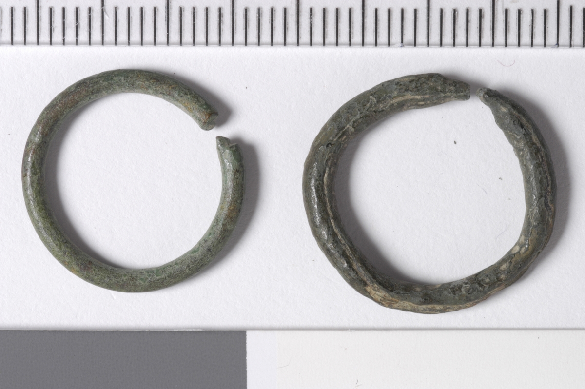 MALV: DIAM. 17-19  T. 2-2, 1 MM, ÅPEN RING UTEN DEKOR. NOE DEFEKTE ENDER. TORNENMANGLER. 