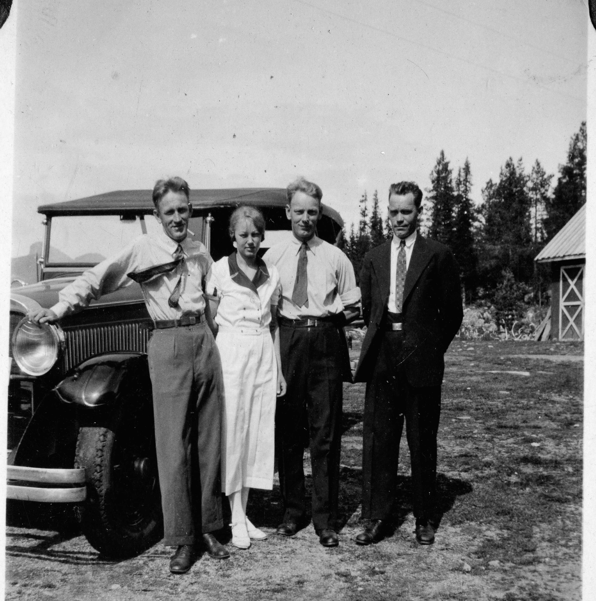 Familiegruppe,bukse,skjorte,kjole og jakke. Frå v.Knut,Ragnhild,Nils,Steinar Granheim