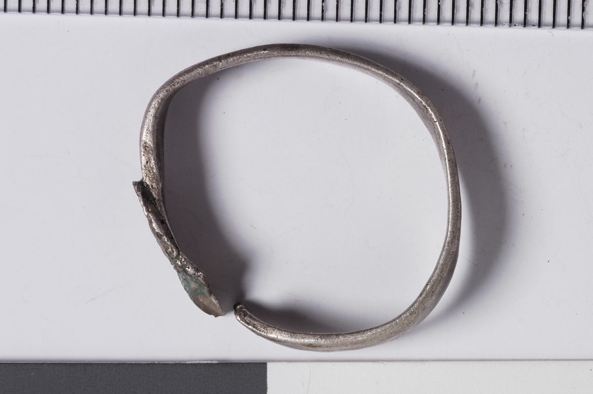 MALV: DIAM. 23  B. 4 MM, TILLAGET AV ET 4 MM BRETT BÅND. RINGEN ER KUTTET OVER- OG HAR SPOR ETTER SVEISING. 