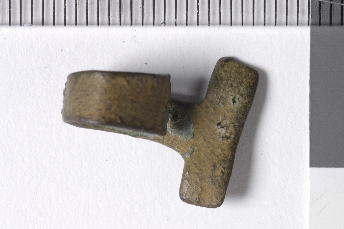 MALV: ST. L. 17  B. 14 MM, T-FORMET. UTEN DEKOR. 