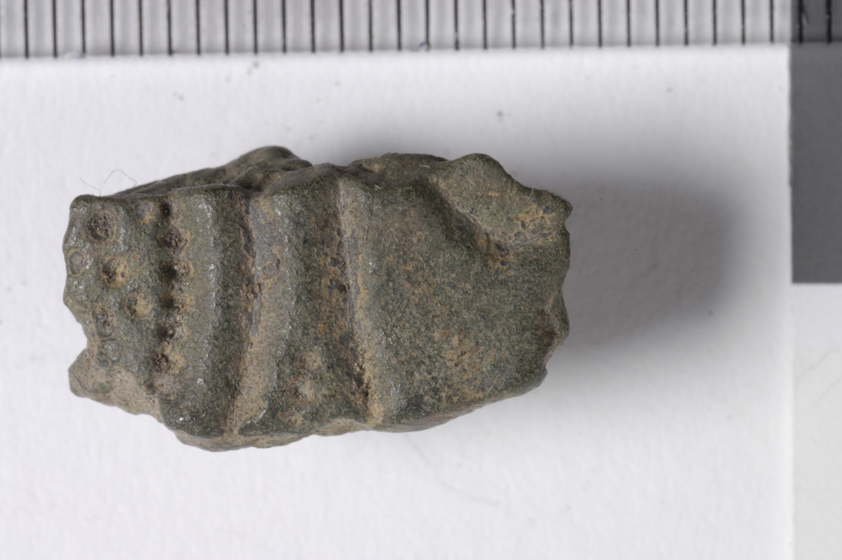 MALV: 17*9*9 MM, STØPT FRAGMENT. DEKOR PÅ ENE SIDEN. 