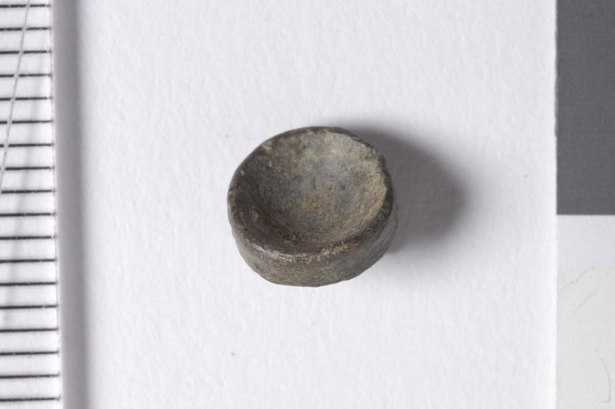 MALV: DIAM. 7 MM, SIRKULÆR PLATE MED KONVEKS OVERSIDE, TO TOPPER PÅUNDRSIDEN. PÅ GAMLE KATET STÅR 02. 536364 HELLE !