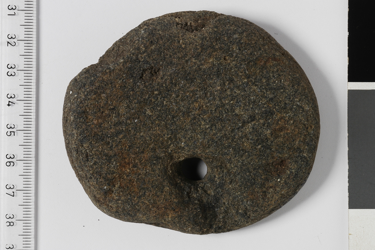 MALV: DIAM. 8, 4 CM, T. 1, 2 CM, TILNERMET SIRKULÆR, ET HULL. 
