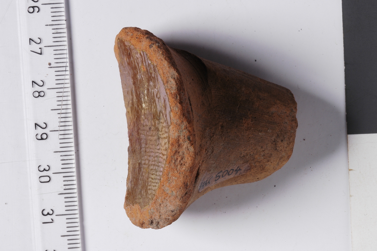 MALV: L. 3, 4 CM, INNSIDE BRUNGUL SALTGLASUR, UTVENDIG UGLASERT. 