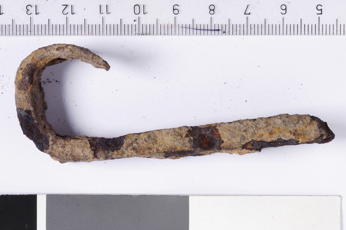 MALV: L. 8, 2 CM, ST. TYKKELSE 1, 0 CM, REKTANGULÆRT TVERRSNITT SOM SMALNER MOT ENDEN. AVLANG, KROKBØYD I DEN SMALE ENDEN. 