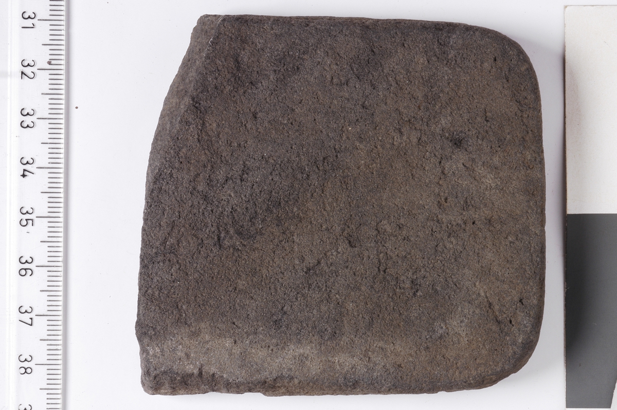 MALV: L. 8, 1 CM, B. 7, 6 CM, T. 1, 6 CM, REKTANGULÆR FORM, AVBRUKKET, AVRUNDET I HJØRNENE OGSIDENE. 