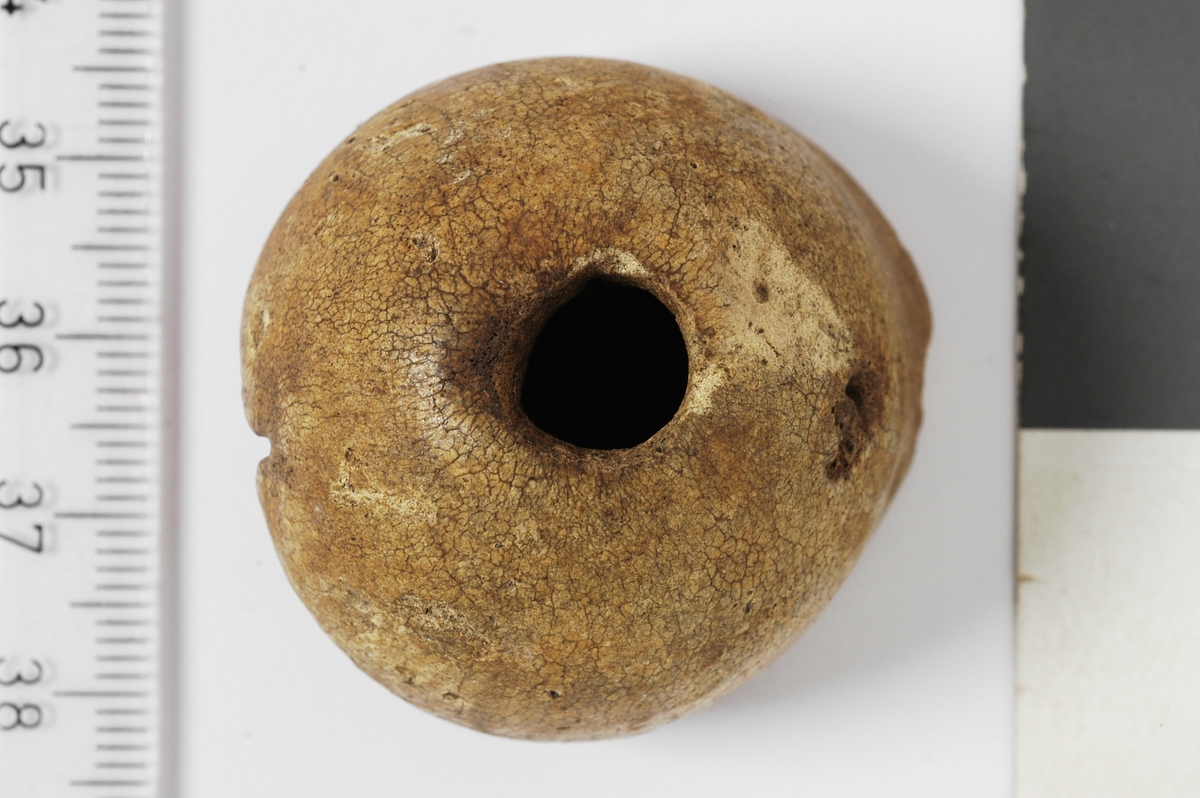 MALV: DIAM. 3, 2 CM H. 2, 7 CM, KULE SANSYNLIGVIS FRA LÅRBEIN, GJENNOMHULLET. 