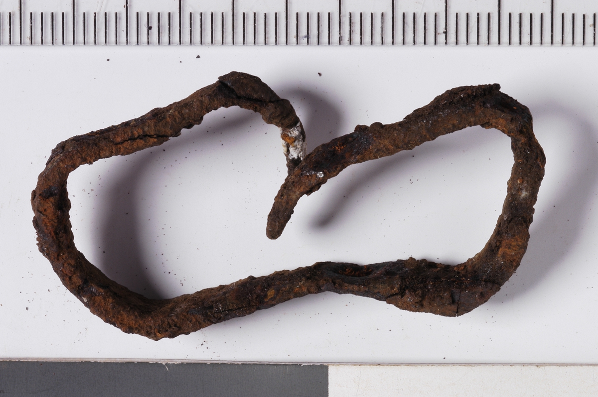 MALV: ST. L. 4, 7 CM, ST. B. 2, 1 CM, AVLANGT JERN MED BEGGE ENDER BØYD INNOVER. 