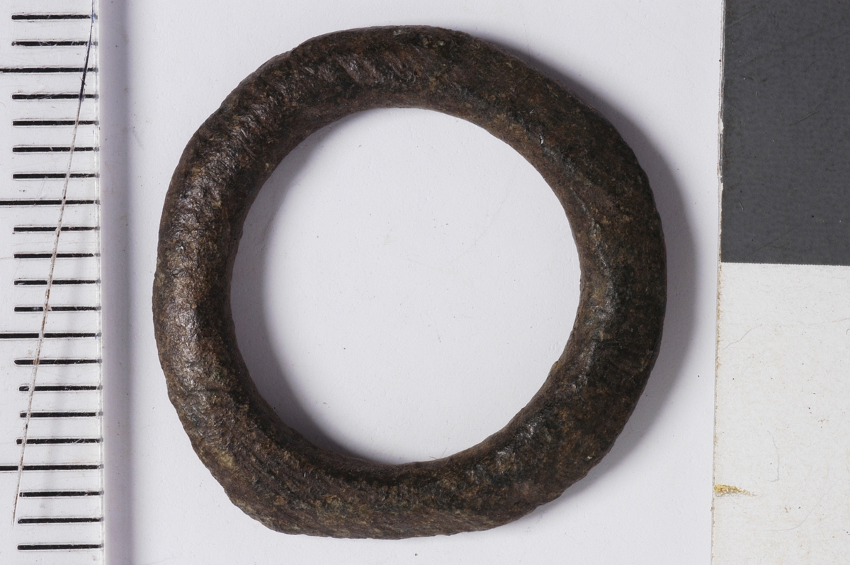 MALV: DIAM. 19 MM, SPISSOVALT TVERRSNITT, MERKER ETTER FIL. 