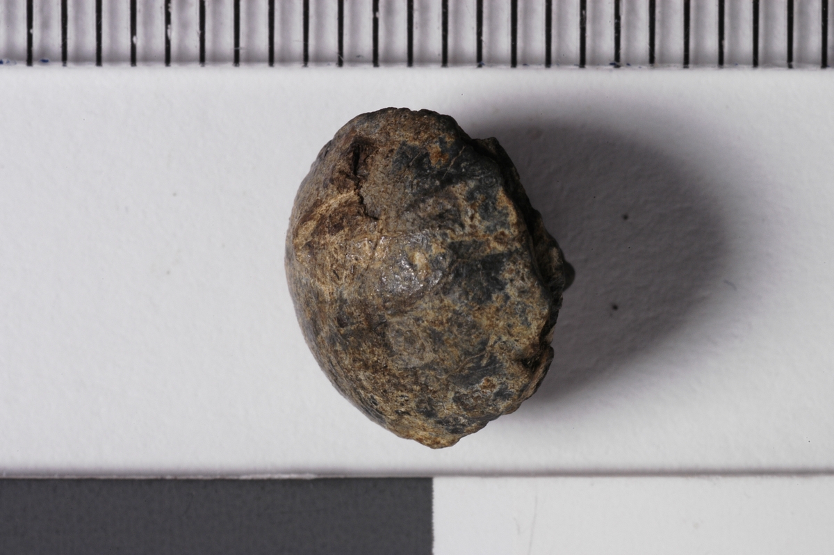 MALV: DIAM. 10 MM, RUNDT HVELVET MASSIVT HODE MED RESTER AV STIFTEN. SE HK 4469 B. 