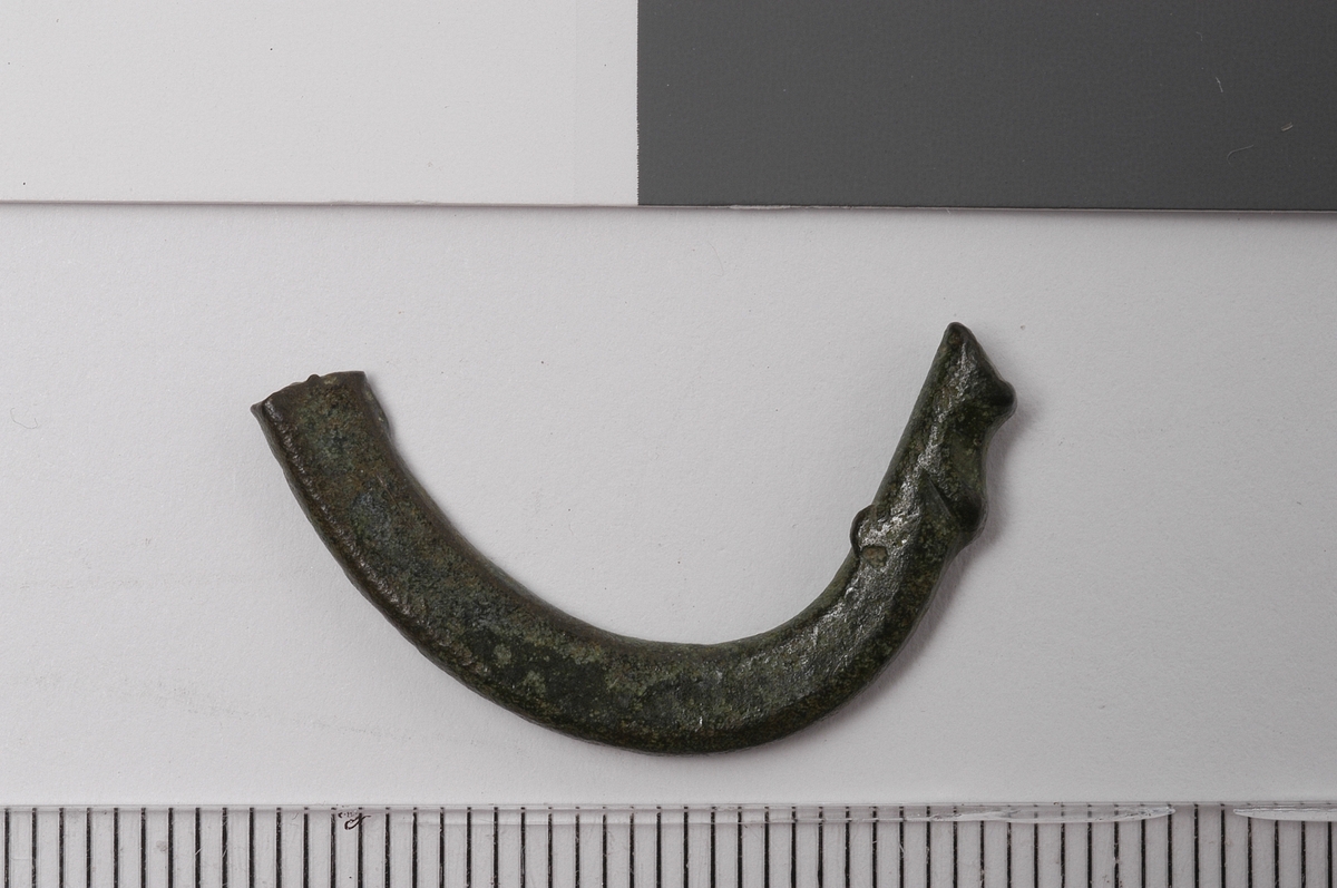 MALV: ST. M. 28  B. 4, 3 MM, BØYET FRAGMENT. 