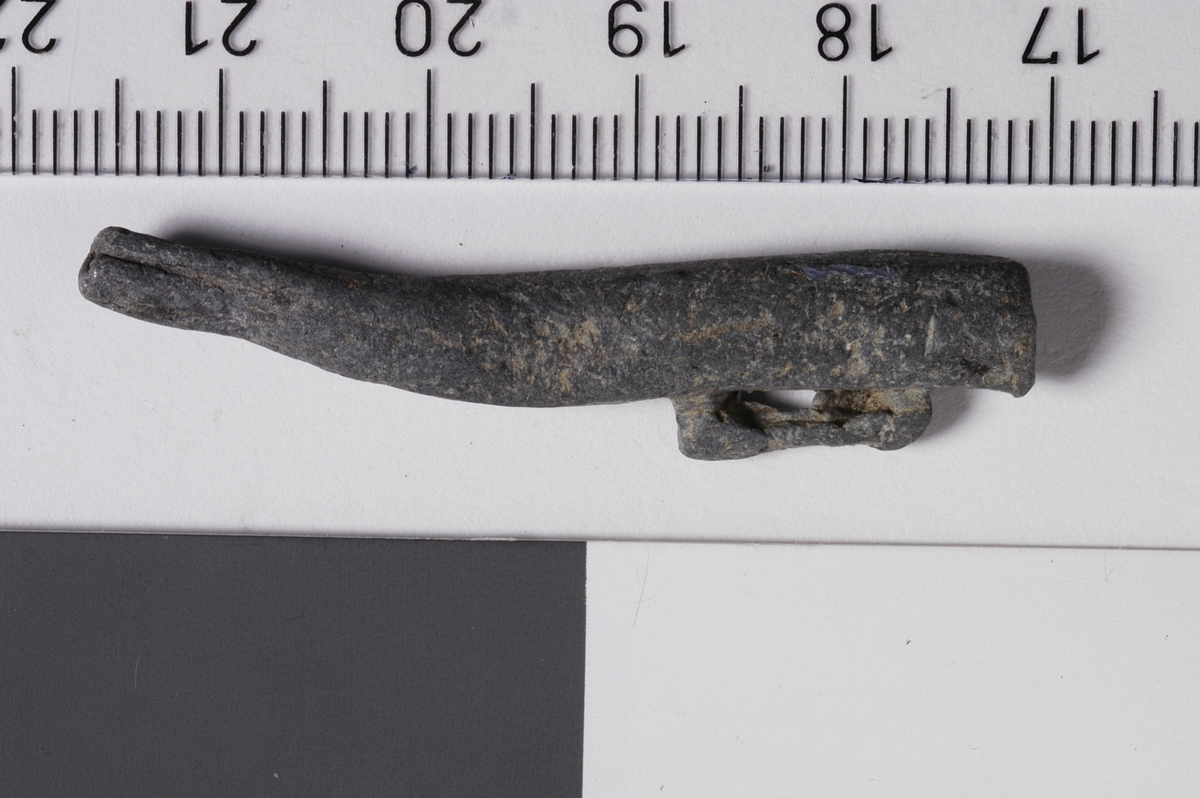 MALV: L. 45, 6  DIAM. CA. 6, 5 MM, SER UT SOM EN HYLSE PÅSATT ET HÅNDTAK. JERPEFLØYTE -EN LOKKEFLØYTE - EN URFORM AV ET INSTRUMENT SOM HELT TYDELIG IKKE HARHATT NOE MED MUSIKK Å GJØRE - MEN TATT I BRUK TIL HERMING ETTER FUGL -HER JERPE. JERPE ETTER SIGENDE EN NYSKJERRIG OG TROSKYLDIG FUGL OG NÅRDEN HØRTE KJENNINGSIGNAL FRA PIPA KOM DEN PÅ SKUDDHOLD. MER PÅ REG. KORT